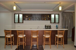 2 bares/lounges