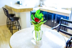 Khu vực ăn uống tại phòng