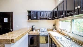 Großer Kühlschrank, Ofen, Herdplatte