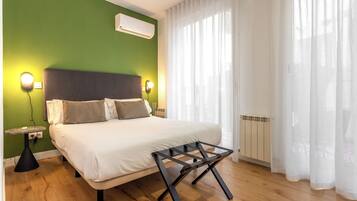 Apartamento, 3 quartos | Edredons de pluma, individualmente decorados, individualmente mobiliados