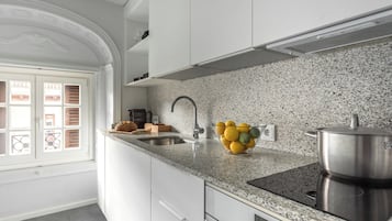 Apartamento standard, 1 quarto | Cozinha privada | Geladeira, micro-ondas, fogão, cooktop
