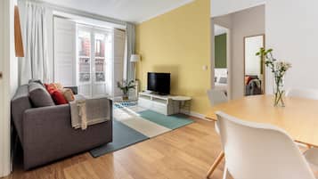 Standard Apartment, 1 Bedroom | Ruang tamu | 37 inci televisyen skrin rata dengan satelit, TV