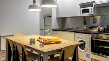 Apartment, 3 Bedrooms | Private kitchen | Fridge, microwave, oven, stovetop