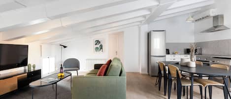 Departamento, 2 habitaciones | Área de sala de estar | Televisión de pantalla plana de 37 pulgadas con canales vía satélite
