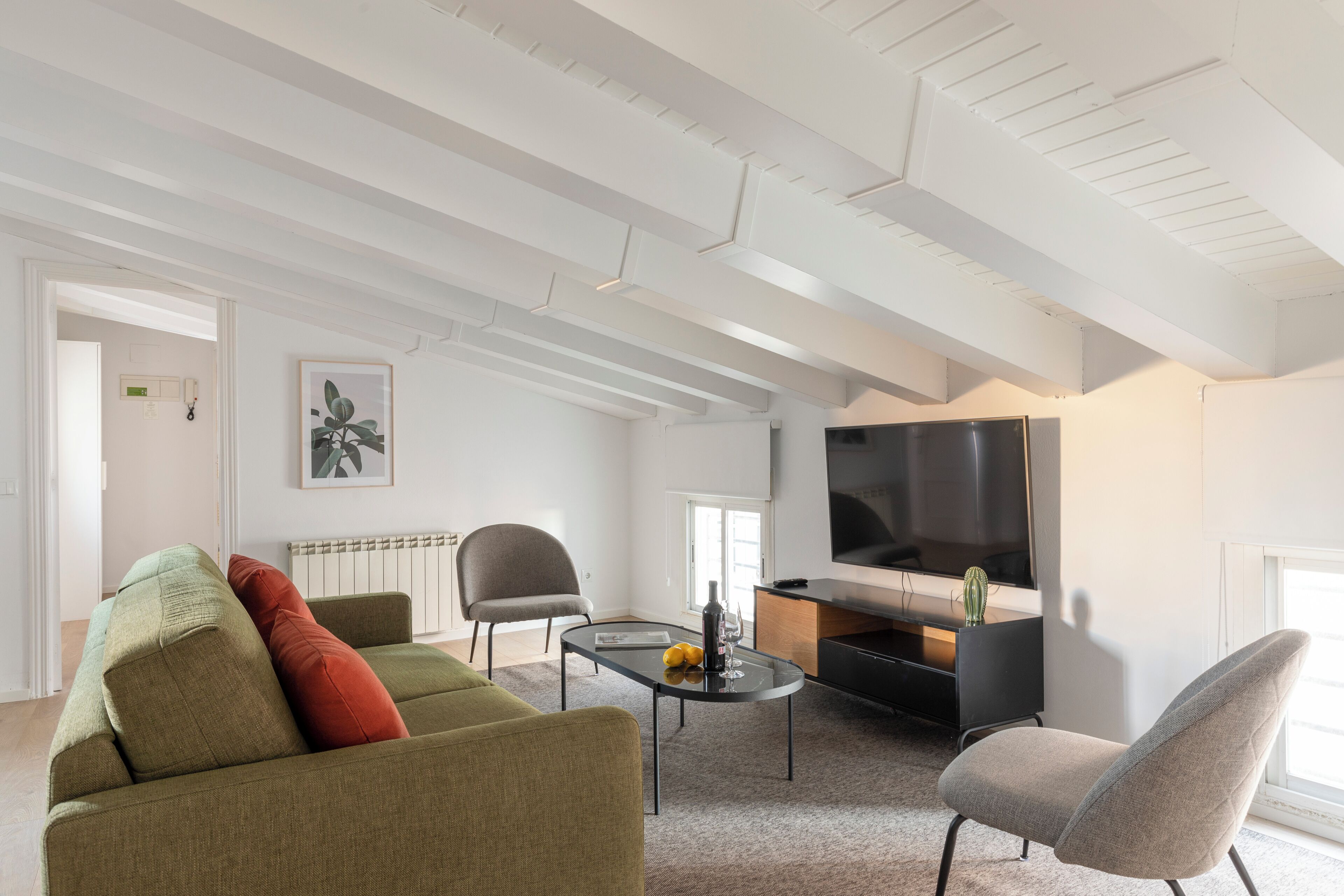 Appartement, 2 chambres | Coin séjour | Télévision à écran plat de 37 pouces avec chaînes par satellite