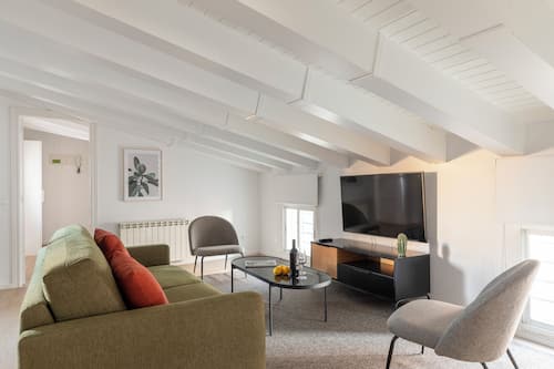 Apartamento, 2 quartos | Área de estar | TV de tela plana 37 polegadas com canais via satélite, TV