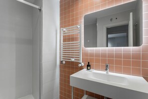 Appartement Standard, 1 chambre | Salle de bain | Articles de toilette (gratuits), séchoir à cheveux, serviettes fournies