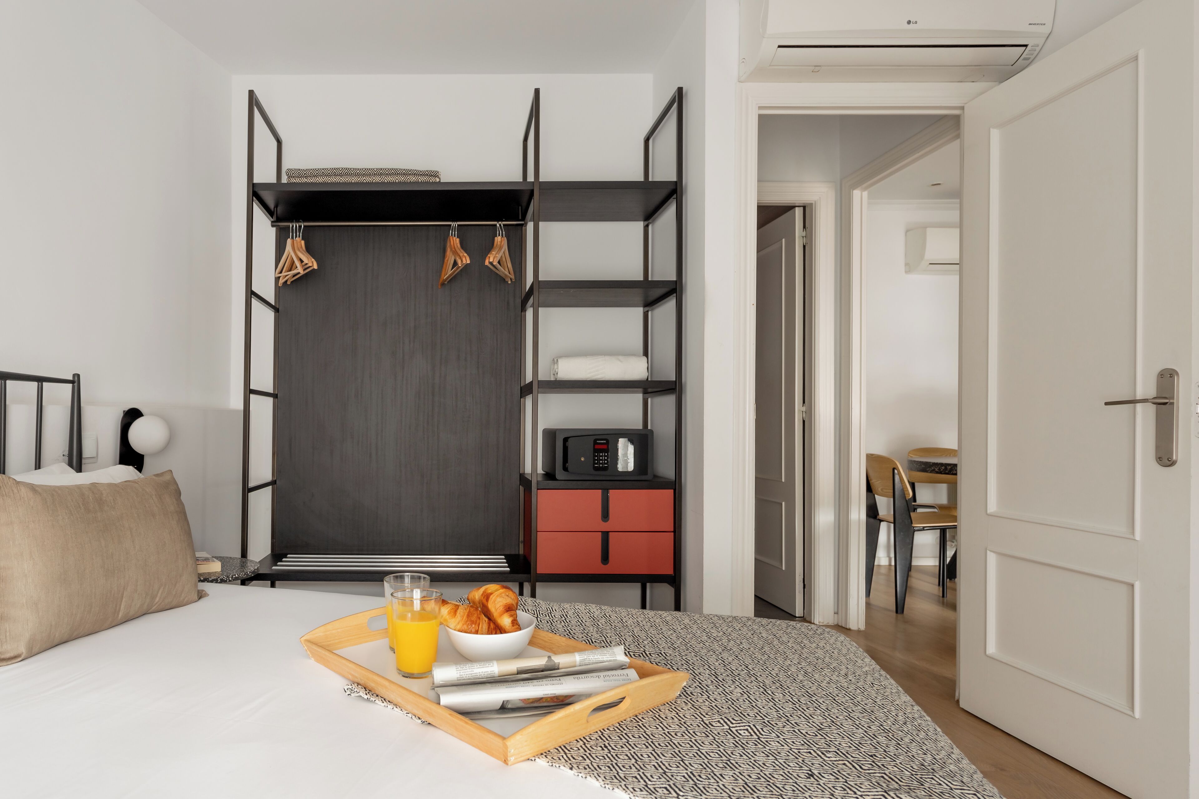 Cubrecamas, decoración personalizada y muebles diferentes 