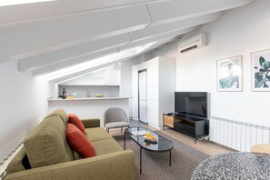 Studio | Living area | 37-inch flat-screen TV with satellite channels, TV