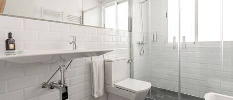 Apartment, 3 Bedrooms | Bathroom | Free toiletries, hair dryer, towels, soap