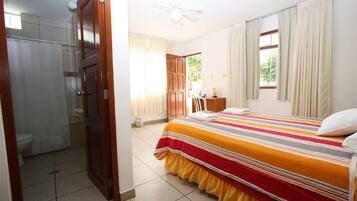 Habitación individual ejecutiva, balcón | Edredón, minibar y caja de seguridad en la habitación