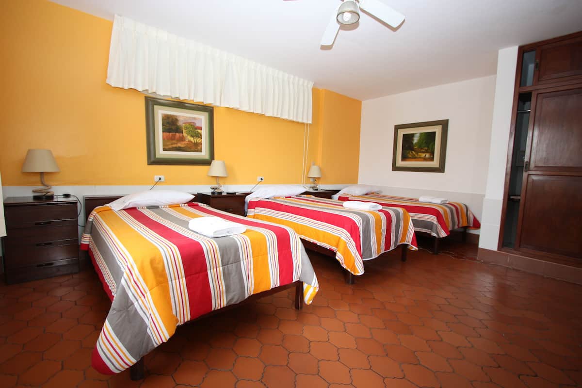 Executive driepersoonskamer, 3 eenpersoonsbedden, balkon | Donzen dekbedden, een minibar, een kluis op de kamer
