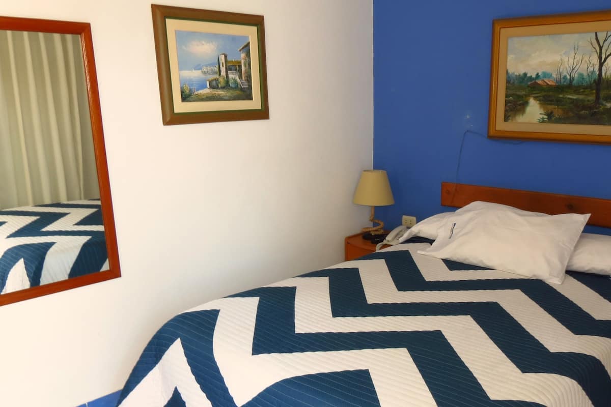 Single Room | Gebar bulu kapas, bar mini, peti besi dalam bilik 