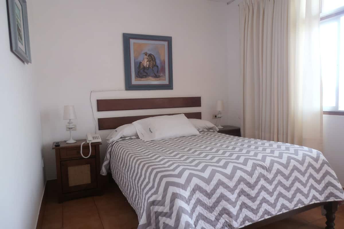 Donzen dekbedden, een minibar, een kluis op de kamer