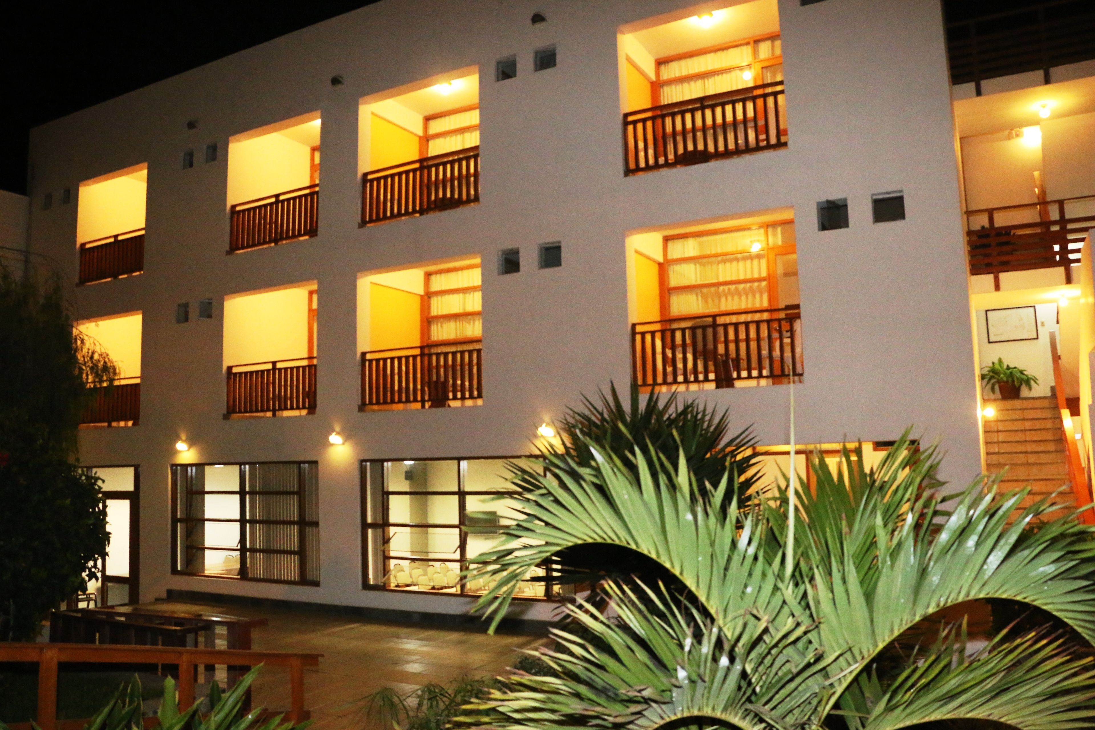 Cubrecamas, minibar y caja de seguridad en la habitación 