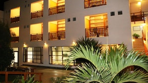 A multi-story hotel with balconies, large windows, and outdoor seating areas. - TURISMO BRACAMONTE SAC (Huanchaco)