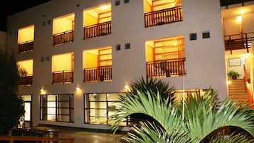 Chambre Exécutive avec lits jumeaux, balcon | Couette en duvet d'oie, minibar, coffres-forts dans les chambres