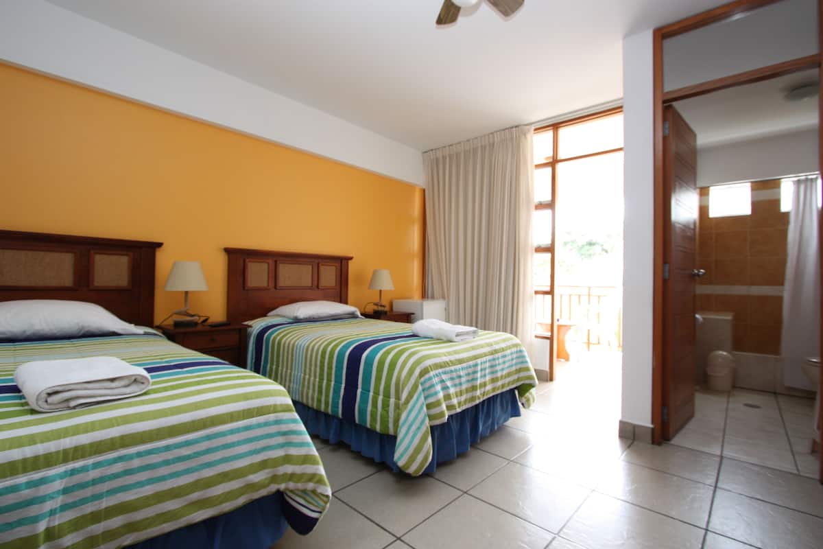 Executive Twin Room, Balcony | Gebar bulu kapas, bar mini, peti besi dalam bilik 