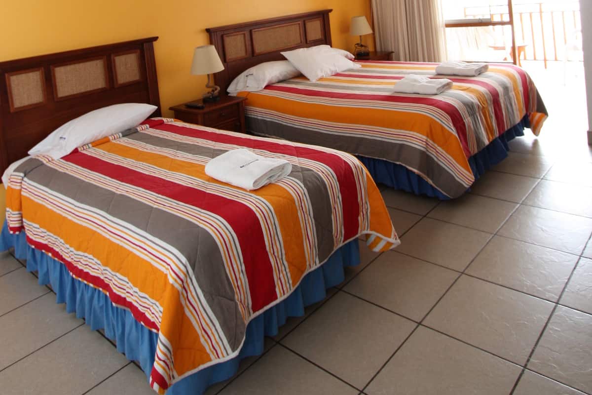Triple Room | Gebar bulu kapas, bar mini, peti besi dalam bilik 