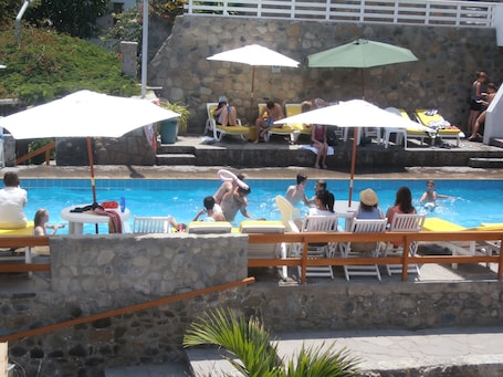 Una piscina al aire libre de temporada