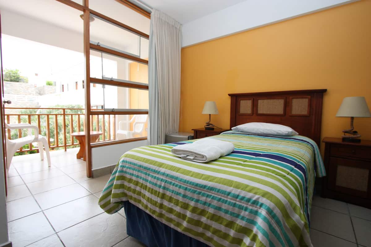 Donzen dekbedden, een minibar, een kluis op de kamer