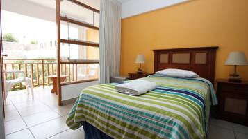 Edredón, minibar y caja de seguridad en la habitación