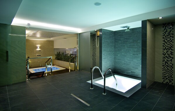 Sauna, hot tub, dan ruang uap