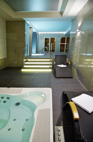 Bañera de hidromasaje interior