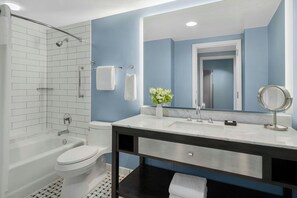 샤워기/욕조 결합, 무료 세면용품, 헤어드라이어, 타월