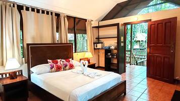 Kamar Standar | Brankas, meja kerja, dan seprai linen