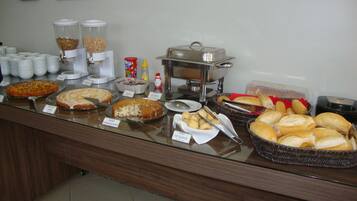 Un bufé con diversos alimentos y una estación de café.