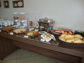Free daily buffet breakfast  - Hotel Golden JK (Muriae)