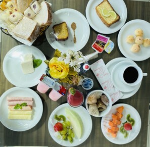 Café da manhã com buffet grátis todos os dias