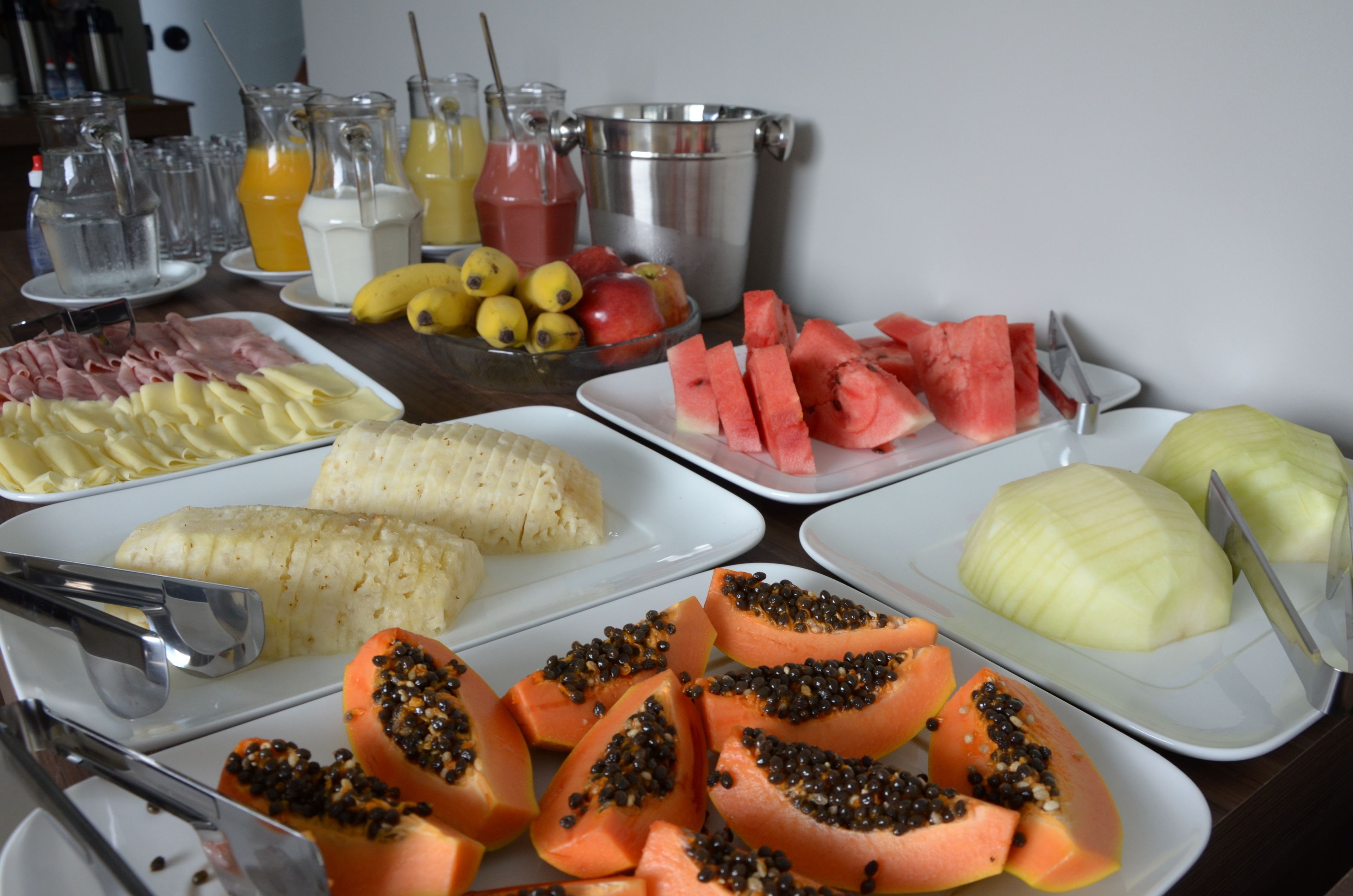 Buffet variado com frutas, legumes e bebidas.