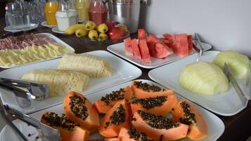 Buffet variado com frutas, legumes e bebidas.