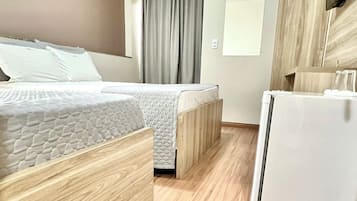 Golden | 8 slaapkamers, een bureau, verduisterende gordijnen, geluiddichte muren