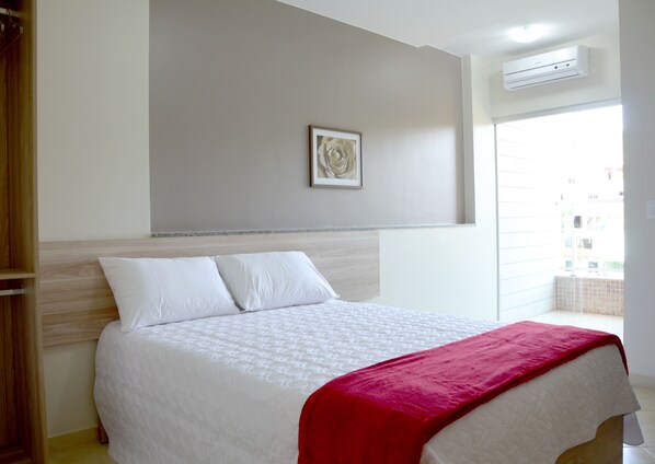 Golden | 8 bedrooms, desk, blackout curtains, soundproofing