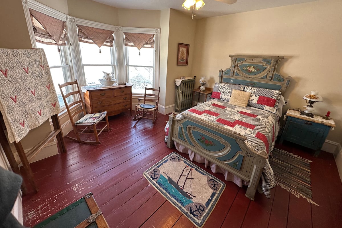 1 Standard Queen Bedroom, 1 Standard Double Bedroom, 1 Large Private Bathroom (Maritime/Acadia) | Ferro/asse da stiro, Wi-Fi gratuito