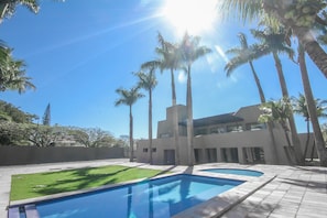 Piscine extérieure, chaises longues