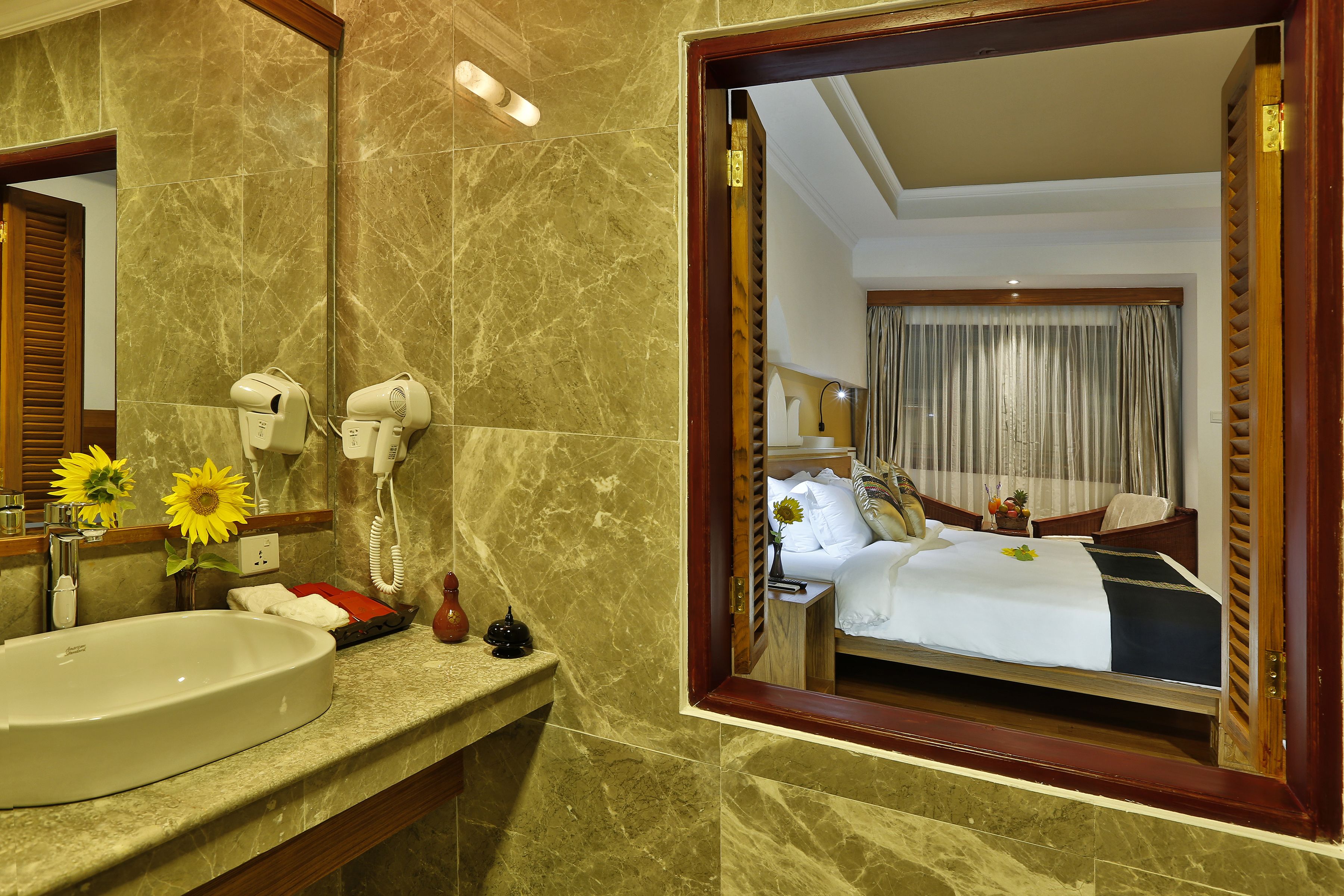 deluxe room | free minibar, in-room safe, desk, blackout curtains