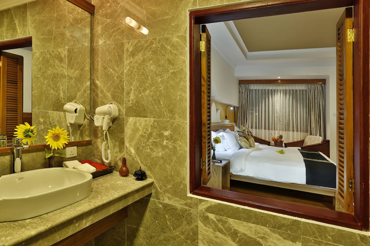 deluxe room | free minibar, in-room safe, desk, blackout curtains