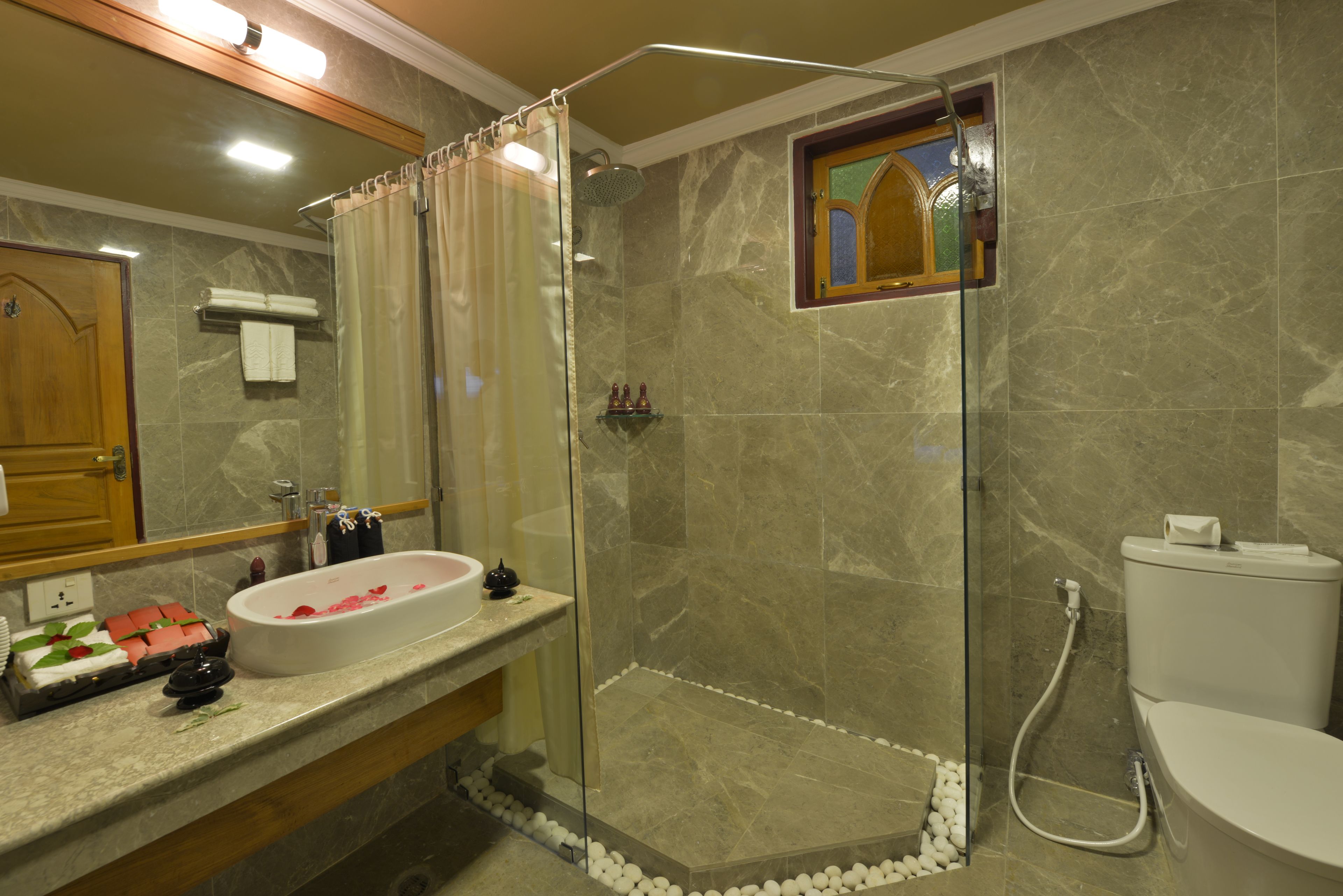 deluxe room | bathroom | free toiletries, hair dryer, bathrobes, slippers