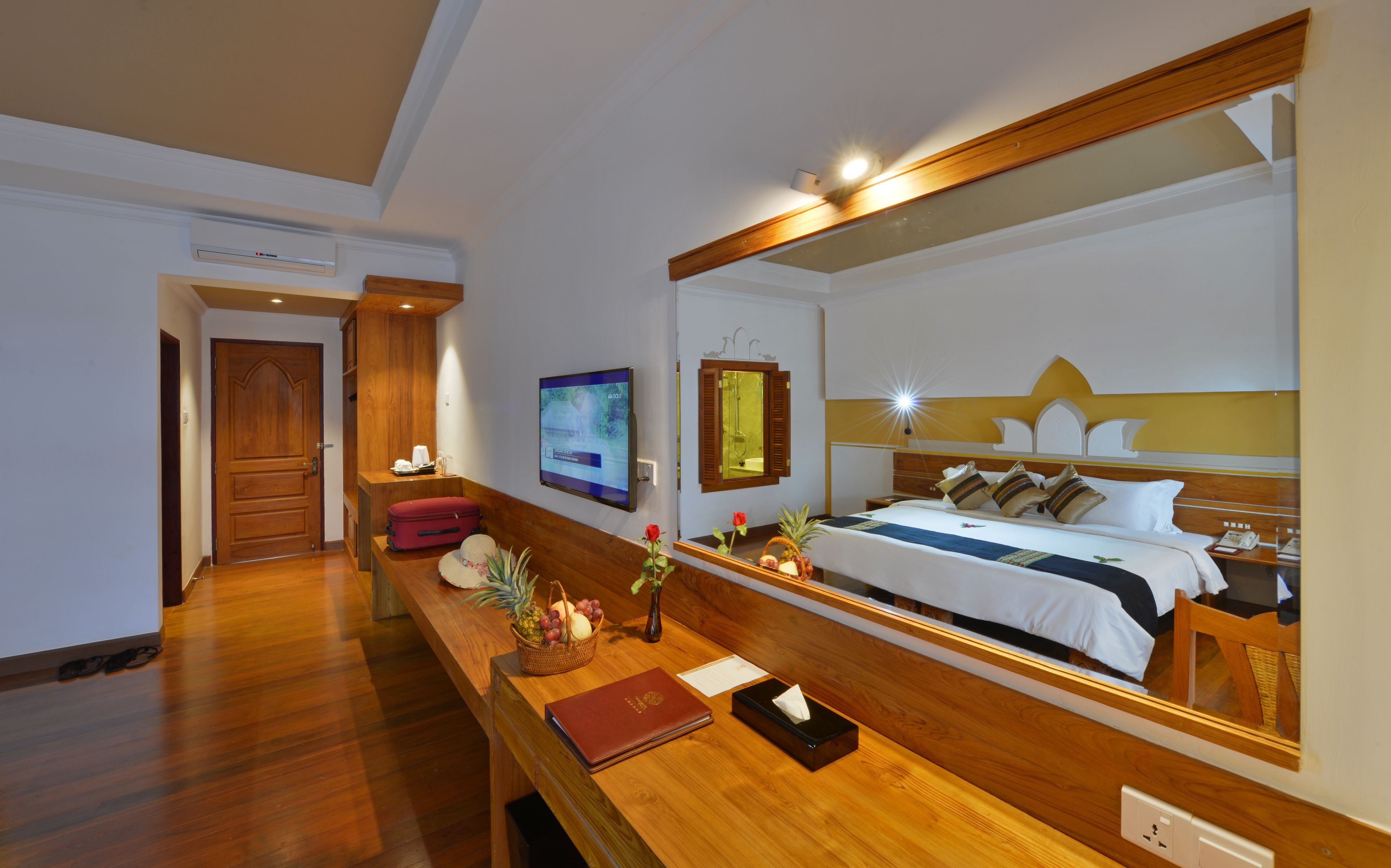 غرفة ديلوكس | عناصر مجانية داخل الميني بار وخزنة داخل الغرفة ومكتب وستائر تعتيم