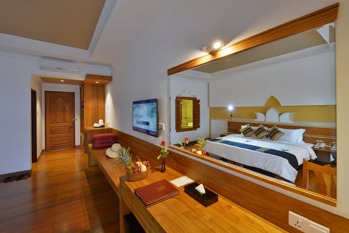 deluxe room | free minibar, in-room safe, desk, blackout curtains