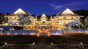 Front of property – evening/night - Ananta Inlay Resort (Nyaungshwe)