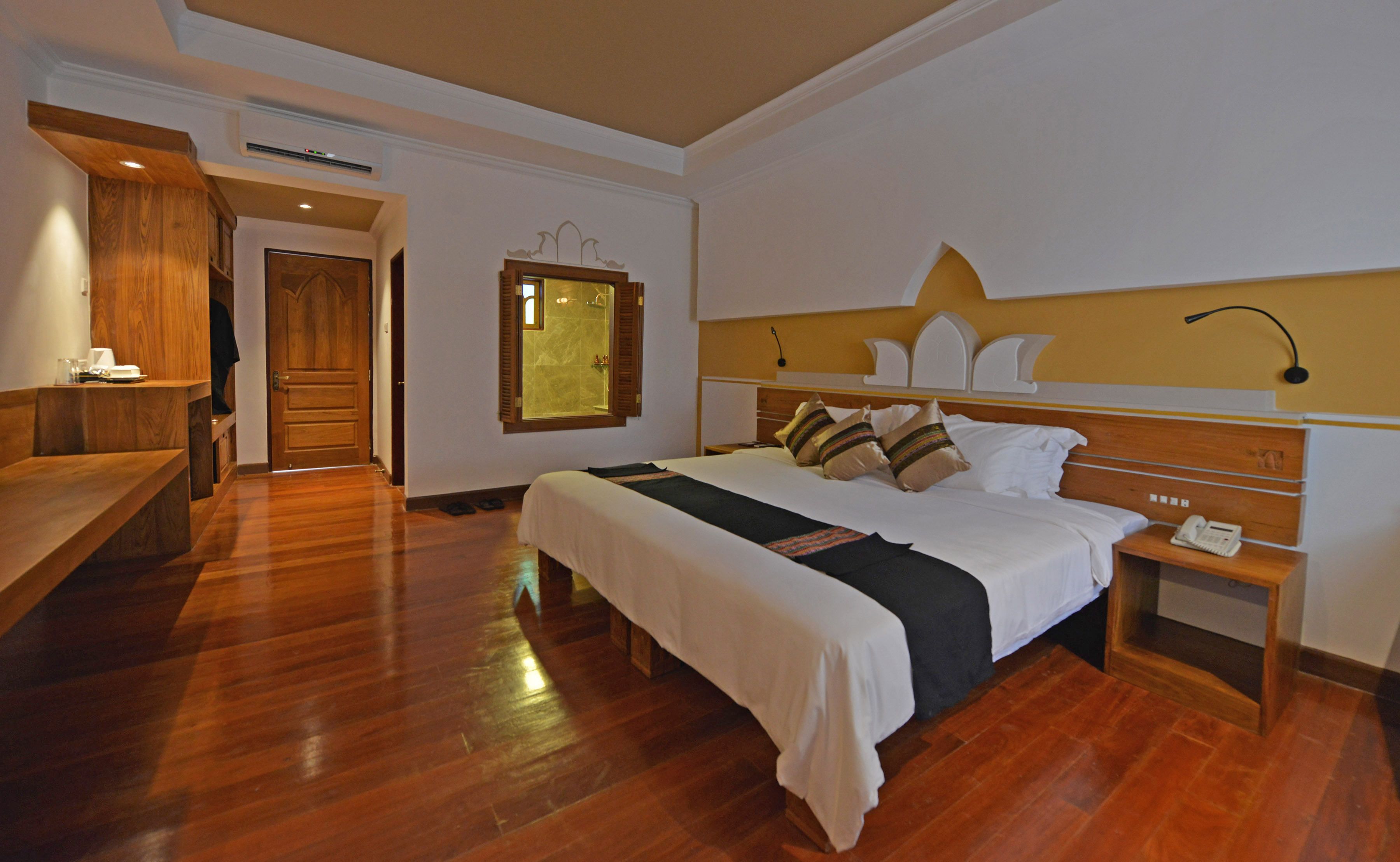 deluxe room | free minibar, in-room safe, desk, blackout curtains