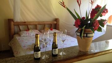 Habitación doble | Tabla de planchar con plancha, wifi gratis y ropa de cama