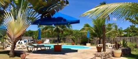 Piscine extérieure, chaises longues