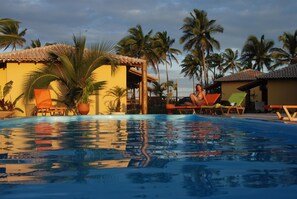 Una piscina al aire libre, tumbonas