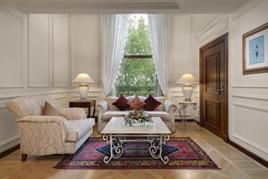 A traditional room with a sofa, armchairs, a coffee table, and a patterned rug. - Ciragan Palace Kempinski (Istanbul)